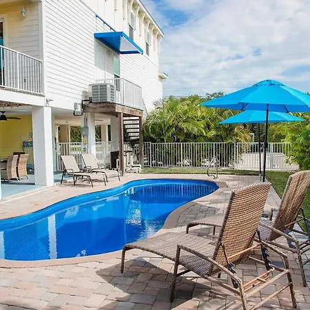 Sombrero Chic - Waterfront Pool Home Near Sombrero Beach, 40' Dock